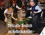 Mit einem kräftigen Prost auf den Delikator: Der Hofbräukeller hatte zum 1. Hofbräu-Starkbierfest eingeladen (©Foto: Martin Schmitz)